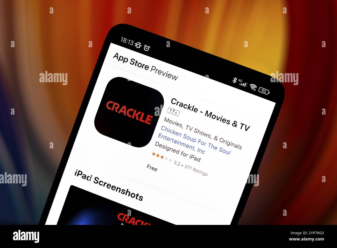 In dieser Abbildung wird die Crackle App auf der Downloadseite des Apple Store auf dem Smartphone-Bildschirm angezeigt Stockfoto