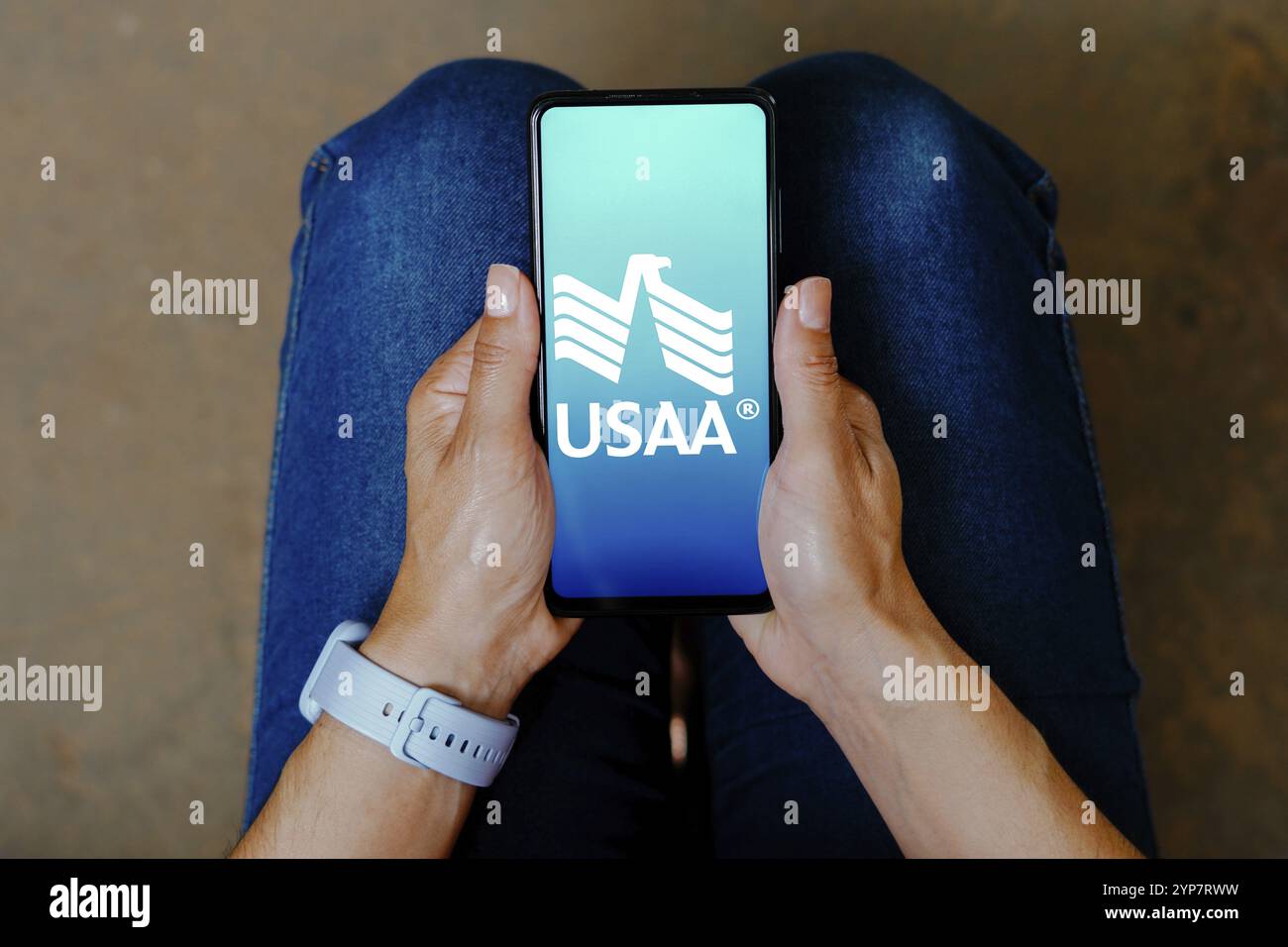 In dieser Fotoabbildung wird das United Services Automobile Association (USAA)-Logo auf einem Smartphone angezeigt Stockfoto