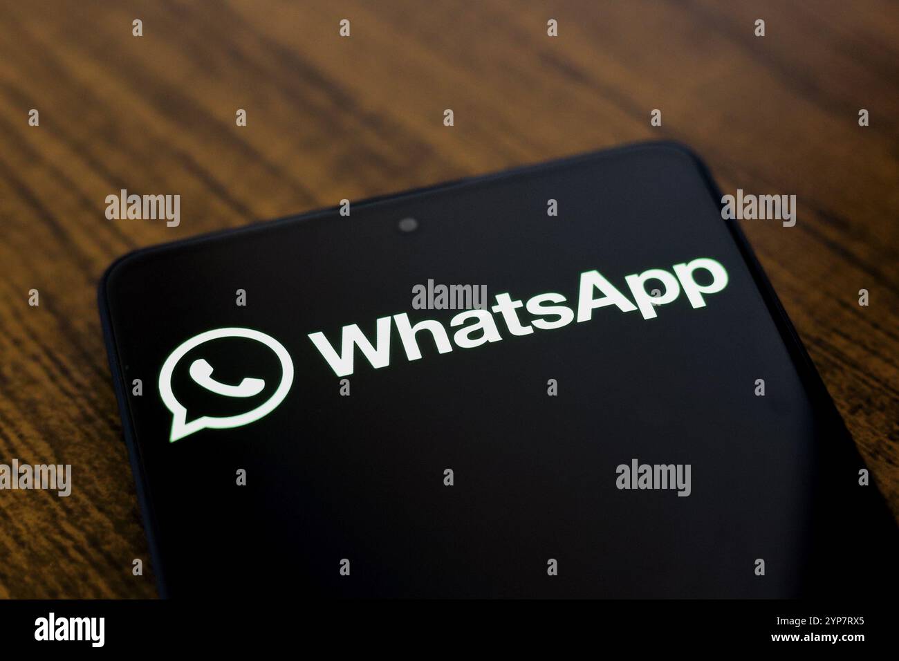 In dieser Abbildung wird das WhatsApp-Logo auf einem Smartphone-Bildschirm angezeigt Stockfoto