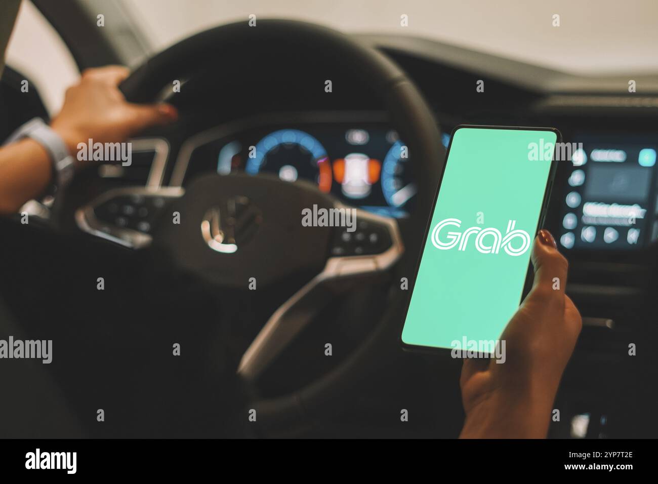 In dieser Abbildung wird das Grab-Logo auf einem Smartphone-Bildschirm angezeigt Stockfoto