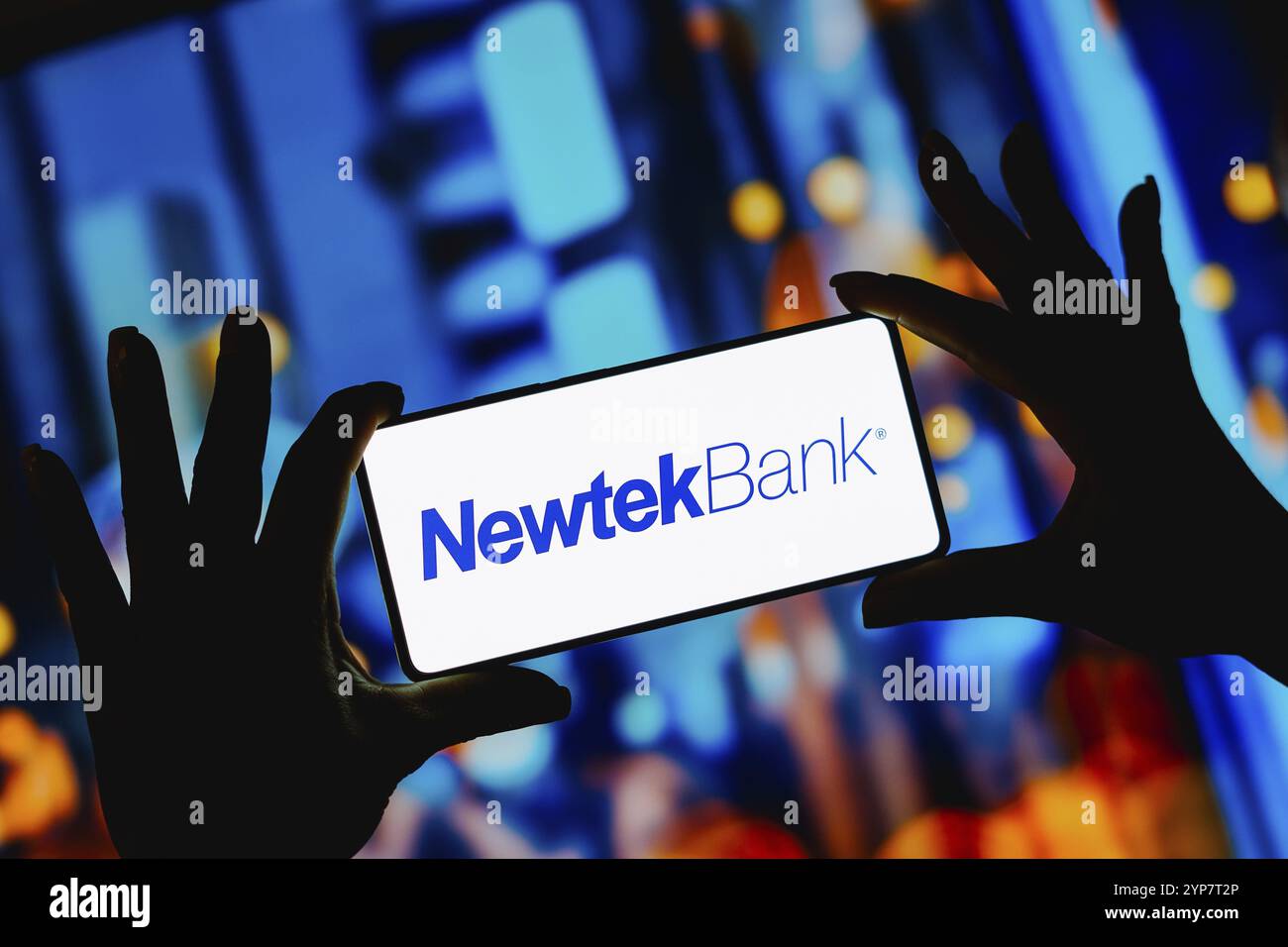 In dieser Abbildung wird das NewTek Bank Logo auf einem Smartphone-Bildschirm angezeigt Stockfoto