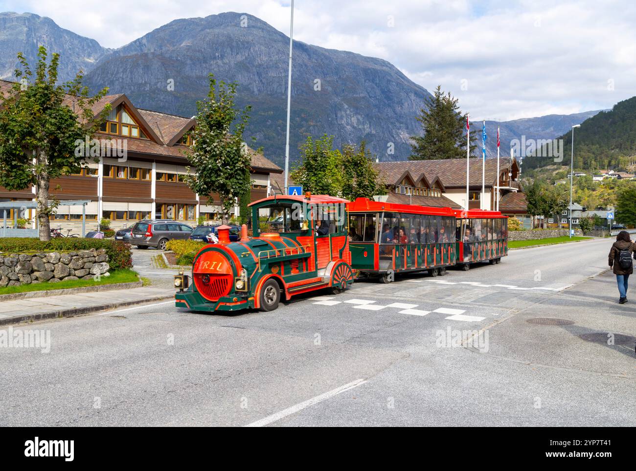 Eidfjord Norwegen, touristische Trollbahn bietet Touristen und Besuchern von Kreuzfahrtschiffen eine Tour durch Eidfjord und die Dorfstadt Norwegen, Europa, 2024 Stockfoto