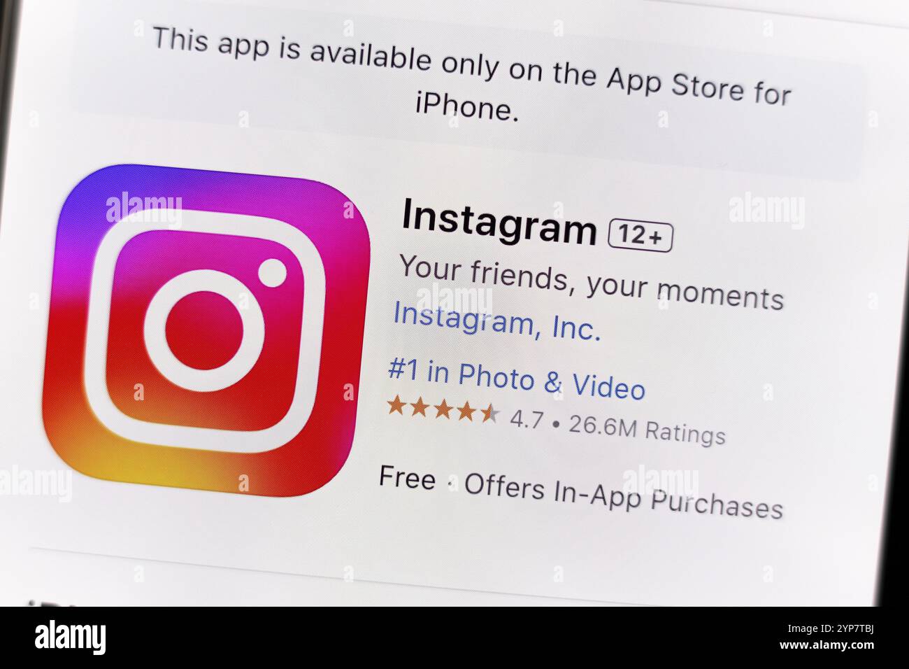 In dieser Fotoabbildung wird die Instagram-App auf der Download-Seite des Apple Store auf dem Smartphone-Bildschirm angezeigt Stockfoto