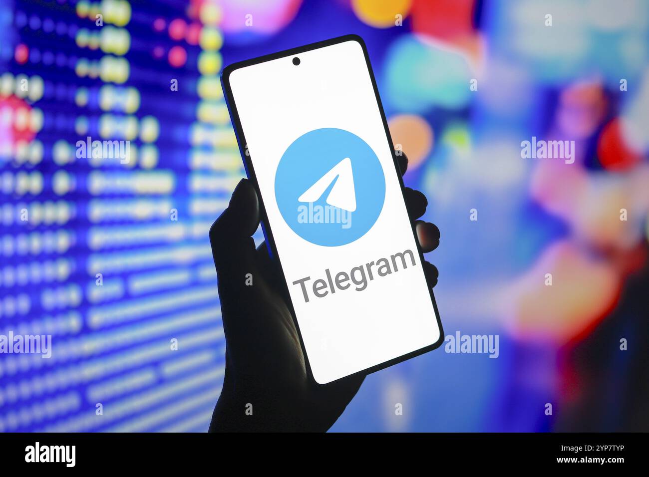 In dieser Abbildung wird das Telegram-Logo auf einem Smartphone-Bildschirm angezeigt Stockfoto