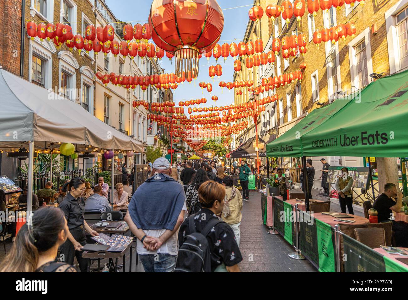 London, Großbritannien - 19. September 2024: Geschäftige Chinatown Street in London, dekoriert mit roten Laternen, lebhafter Menschenmenge und lebhafter Atmosphäre. Stockfoto