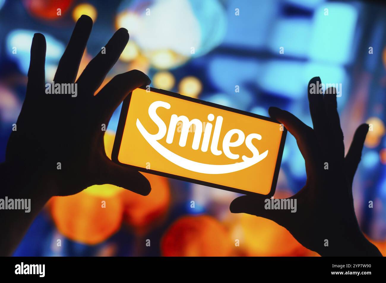 In dieser Abbildung wird das Smiles-Logo auf einem Smartphone-Bildschirm angezeigt Stockfoto