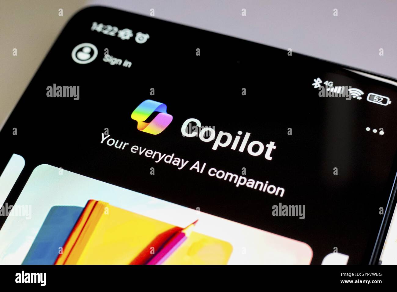 In dieser Abbildung wird die Startseite der Microsoft Copilot-Anwendung auf dem Smartphone-Bildschirm angezeigt Stockfoto