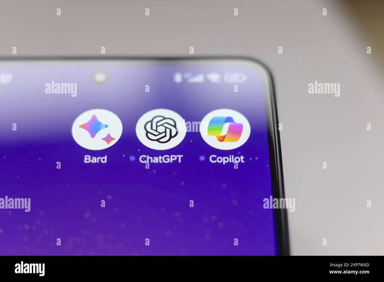 In dieser Abbildung werden Google Bard-, ChatGPT- und Copilot-Apps auf einem Smartphone-Bildschirm angezeigt Stockfoto