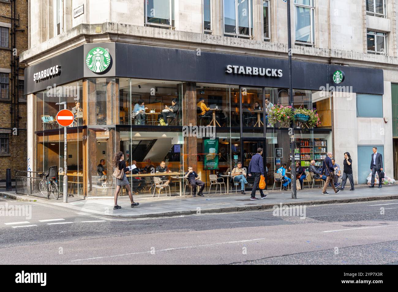 London, Großbritannien - 19. September 2024: Starbucks Coffee Shop in London. Starbucks Logo. Starbucks Corporation ist das größte amerikanische Kaffeeunternehmen und Stockfoto