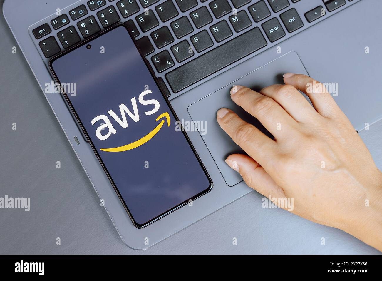 (AWS)-Logo wird auf dem Smartphone-Bildschirm angezeigt Stockfoto