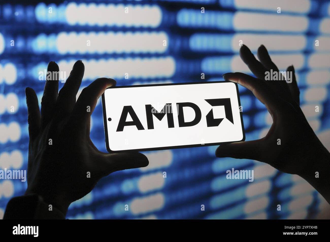 (AMD)-Logo wird auf dem Smartphone-Bildschirm angezeigt Stockfoto