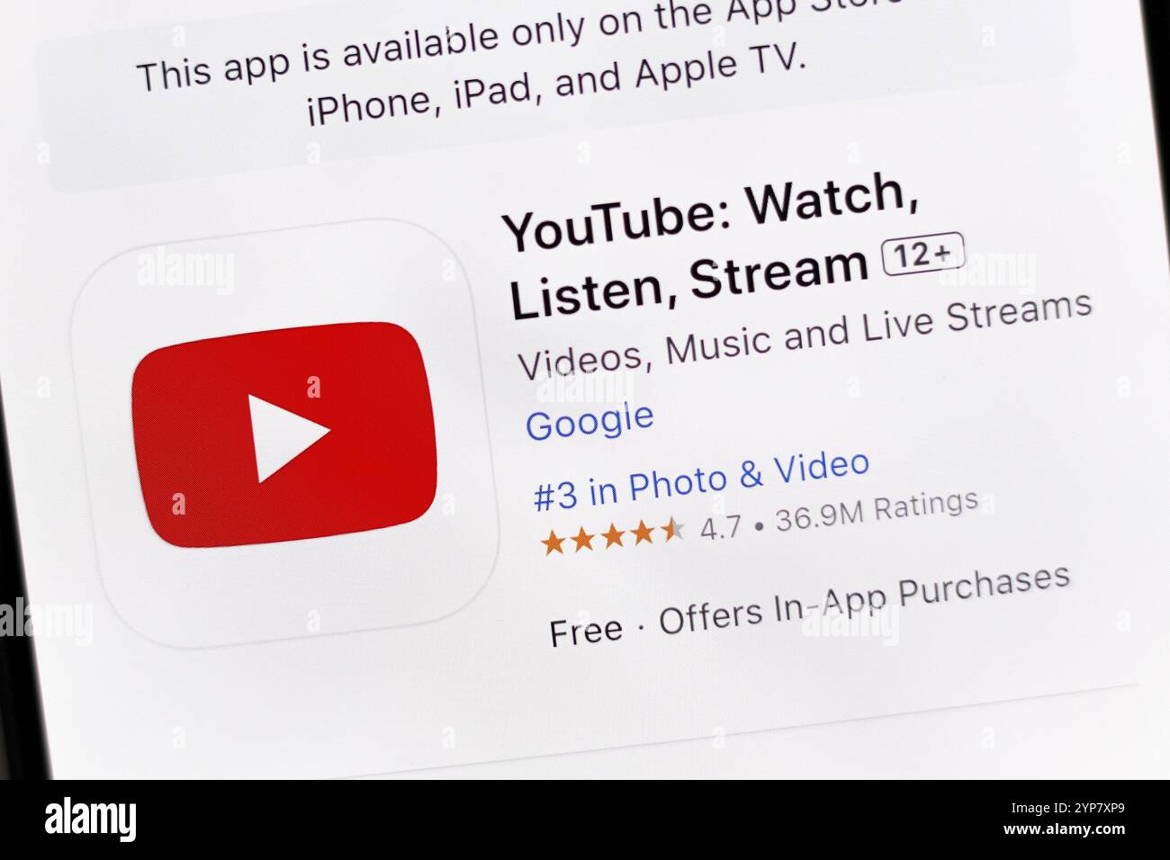 In dieser Fotoabbildung wird die YouTube-App auf der Downloadseite des Apple Store auf dem Smartphone-Bildschirm angezeigt Stockfoto