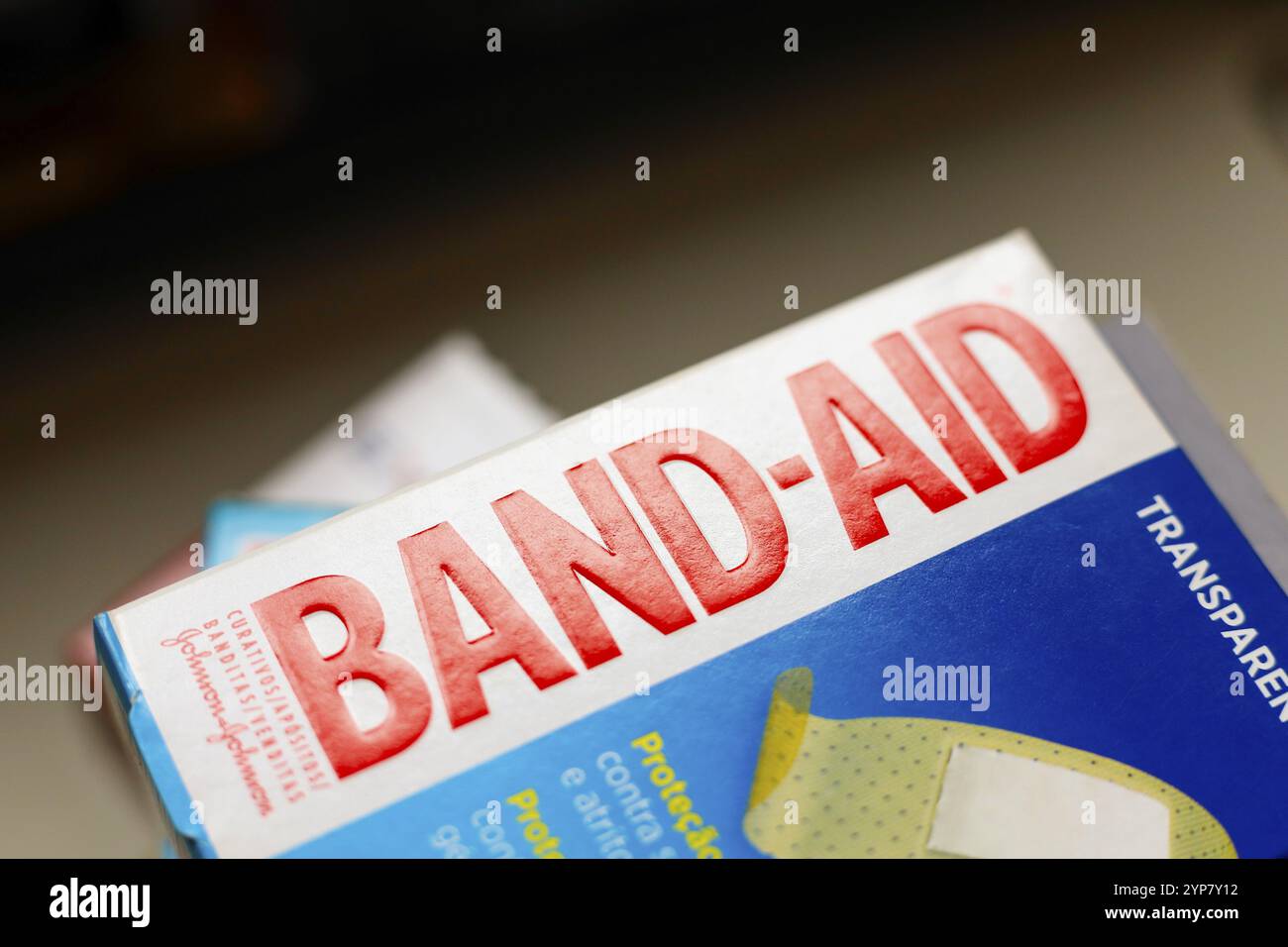 In dieser Fotoabbildung eine Schachtel mit Johnson & Johnson Bandagen Stockfoto
