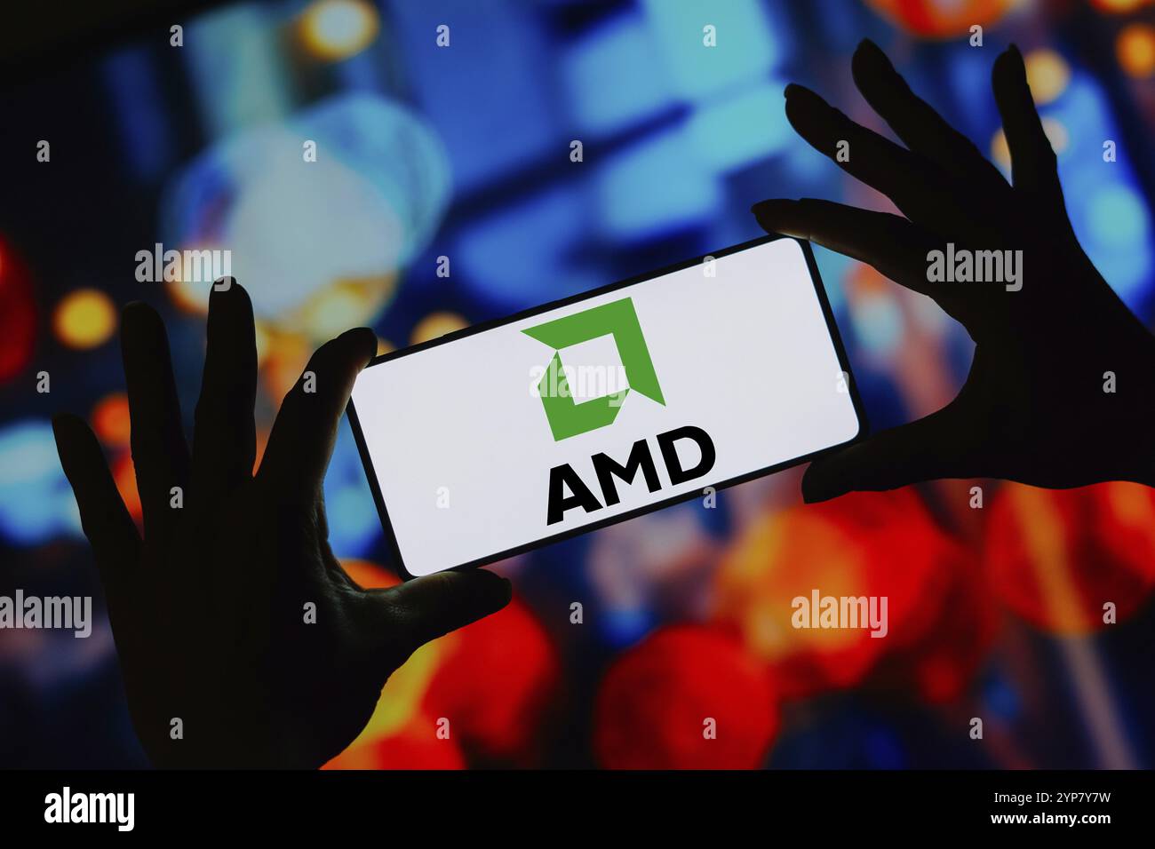 In dieser Abbildung wird das AMD-Logo (Advanced Micro Devices) auf einem Smartphone-Bildschirm angezeigt Stockfoto