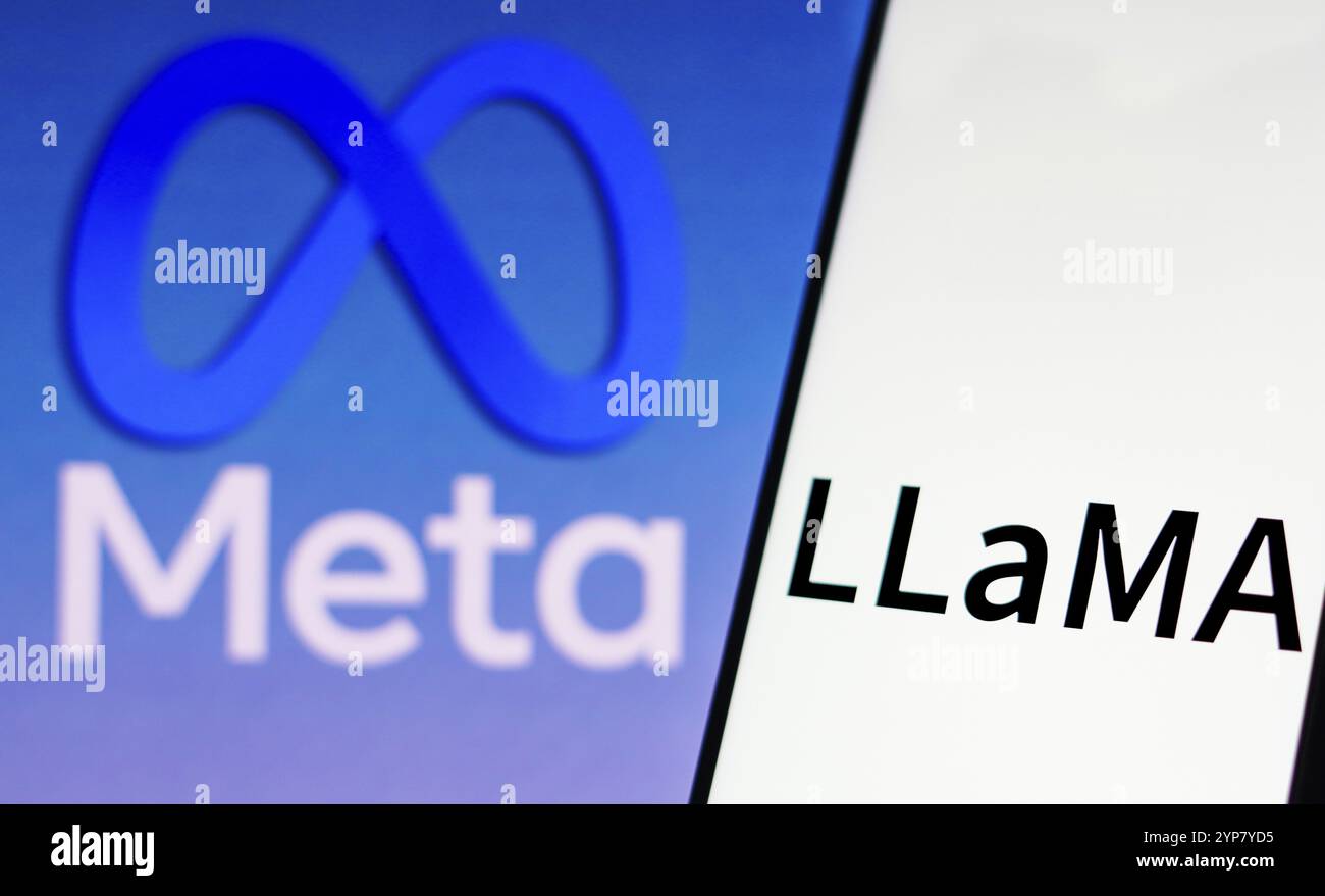 In dieser Fotoabbildung wird das Lama-Logo (Large Language Model Meta AI) auf einem Smartphone und im Hintergrund das Meta-Plattformprotokoll angezeigt Stockfoto