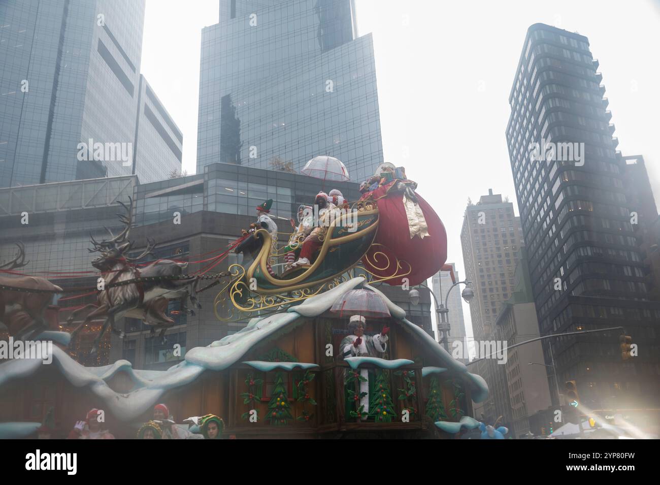 New York, Usa. November 2024. NEW YORK, NEW YORK – 28. NOVEMBER: Santa Claus und Elfen wurden auf dem Santas-Schlittenwagen während der jährlichen Thanksgiving Day Parade am 28. November 2024 in New York City gesehen. Quelle: Ron Adar/Alamy Live News Stockfoto