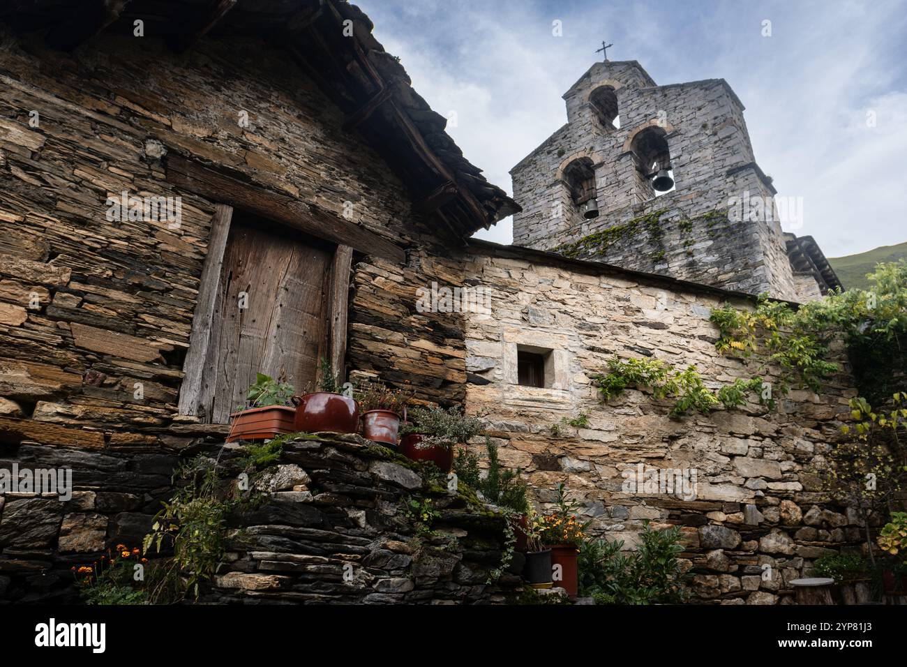 Steinhäuser und Kirchturm im malerischen Bergdorf Stockfoto