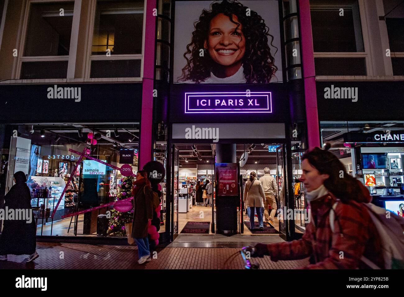 Nijmegen, Niederlande. November 2024. Der Kosmetikladen „ICI Paris XL“ ist für Black Friday komplett dekoriert. Der einzige Tag der Woche (Donnerstag), an dem die Geschäfte bis 21.00 Uhr geöffnet haben, war bereits mit Black Friday Deals fertig. Etwa ein Drittel der Einwohner der Niederlande verzögern den Kauf, um am Black Friday ein besseres Angebot zu erhalten. Der Black Friday wird zunehmend auch zur Zeit, um Internet- und Streaming-Dienste zu wechseln. (Foto: Ana Fernandez/SOPA Images/SIPA USA) Credit: SIPA USA/Alamy Live News Stockfoto