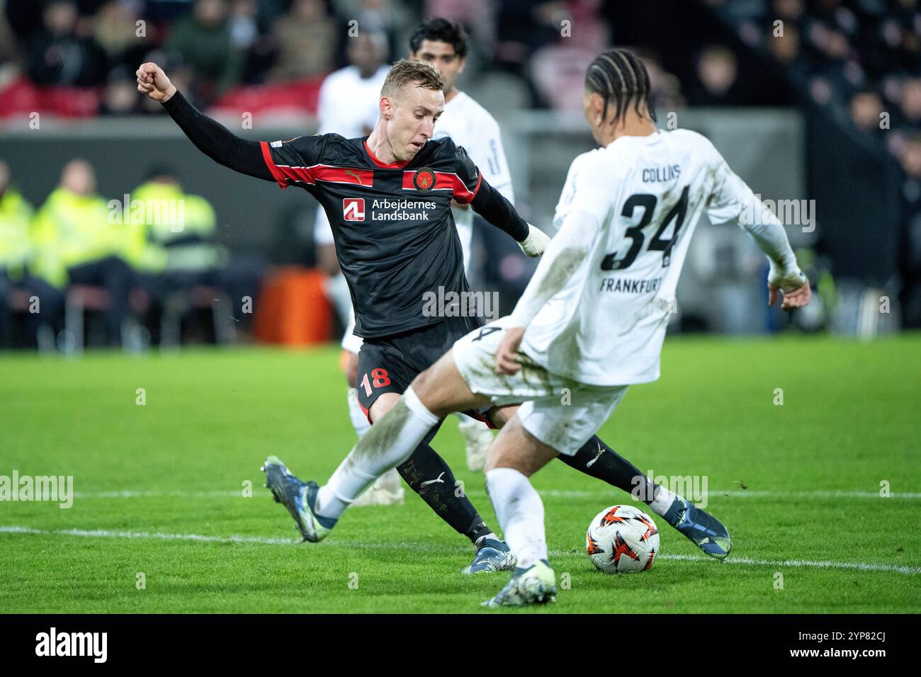 Herning, Dänemark. November 2024. Adam Buksa, der FC Midtjylland, endet am Donnerstag, den 28. November 2024 in der MCH Arena in Herning gegen den Frankfurter Nnamdi Collins im UEFA Europa League Spiel zwischen dem FC Midtjylland und Eintracht Frankfurt. (Foto: Bo Amstrup/Ritzau Scanpix) Credit: Ritzau/Alamy Live News Stockfoto