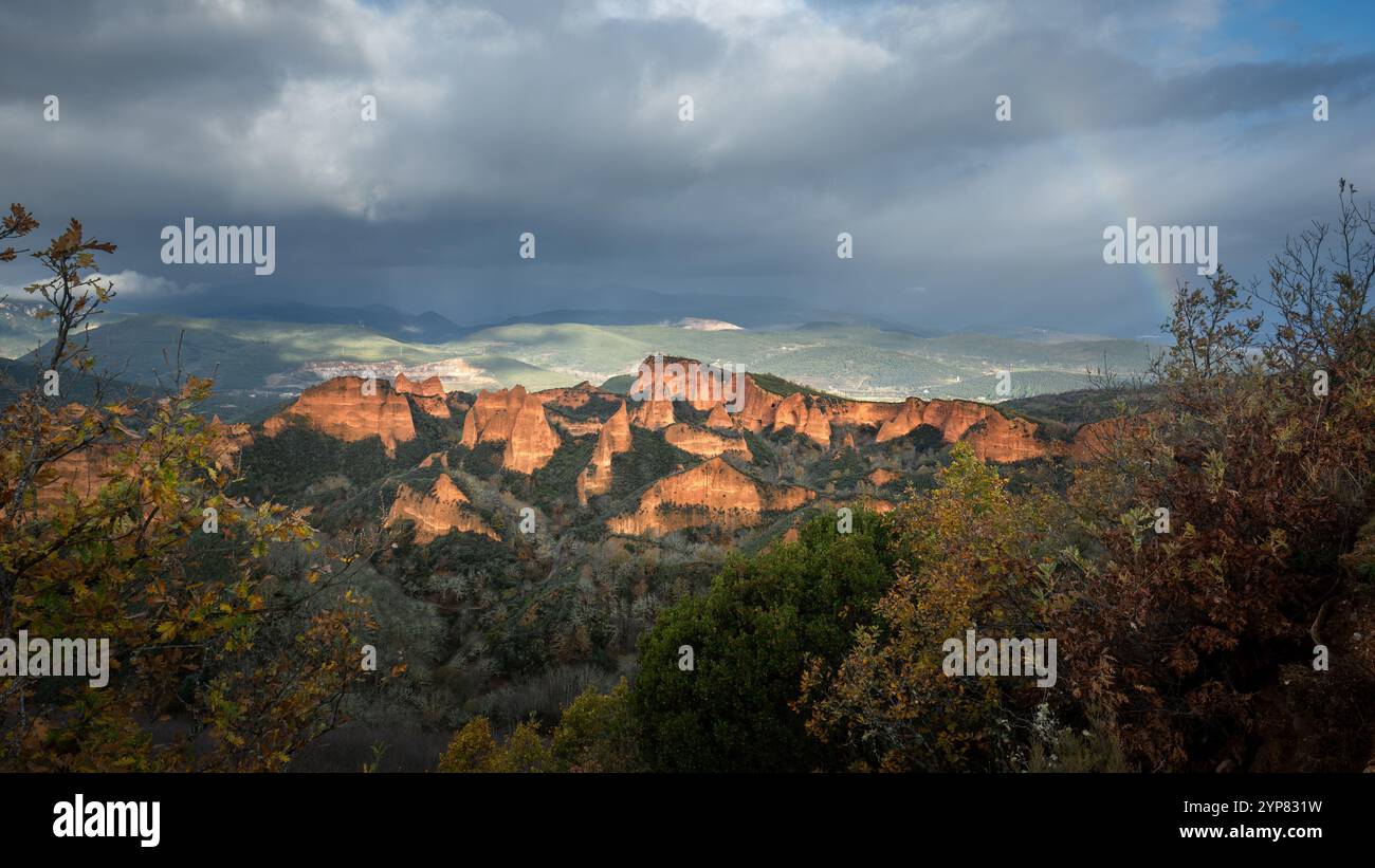 Rainbow berührende rote Felsformationen in Las médulas, spanien Stockfoto