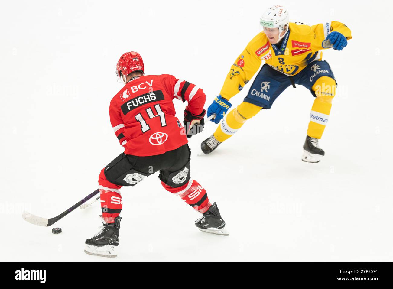 Lausanne, Schweiz. , . Jason Fuchs (Vergehen) von Lausanne HC #14 in Aktion gegen Rico Gredig (Vergehen) von HC Davos #8 während der Lausanne HC vs. HC Davos National League, in der Vaudoise Arena. Credit Patrick Dancel/ Credit: SIPA USA/Alamy Live News Stockfoto