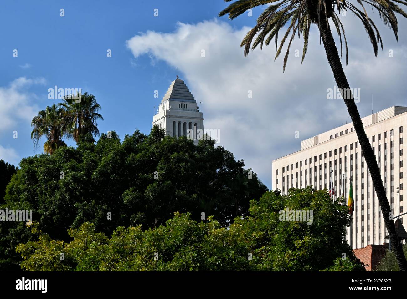 LOS ANGELES, KALIFORNIEN - 18. November 2024: LA City Hall und Spring Street Courthouse von der Olvera Street aus gesehen. Stockfoto