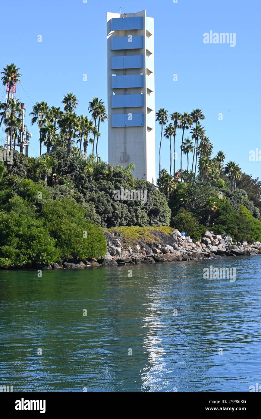 LONG BEACH, KALIFORNIEN - 8. November 2024: Gus Grissom Memorial Island, eine von vier Ölbohrinseln, benannt nach den amerikanischen Astronauten, die ihre Insel verloren haben Stockfoto