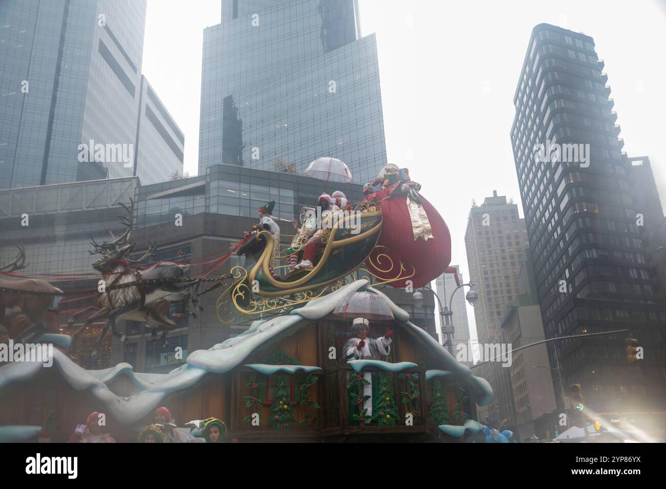 New York, New York, USA. November 2024. (Neu) macy's jährliche Thanksgiving Day Parade findet in New york City statt. 28. November 2024, New york, New york, usa: santa claus und Elfen werden während der jährlichen Thanksgiving Day-Parade am 28. november 2024 in New york City auf dem santas-Schlitten gesehen. (Foto: M10s/thenews2) (Foto: M10s/Thenews2/Zumapress) (Bild: © Ron Adar/TheNEWS2 via ZUMA Press Wire) NUR ZUR REDAKTIONELLEN VERWENDUNG! Nicht für kommerzielle ZWECKE! Stockfoto