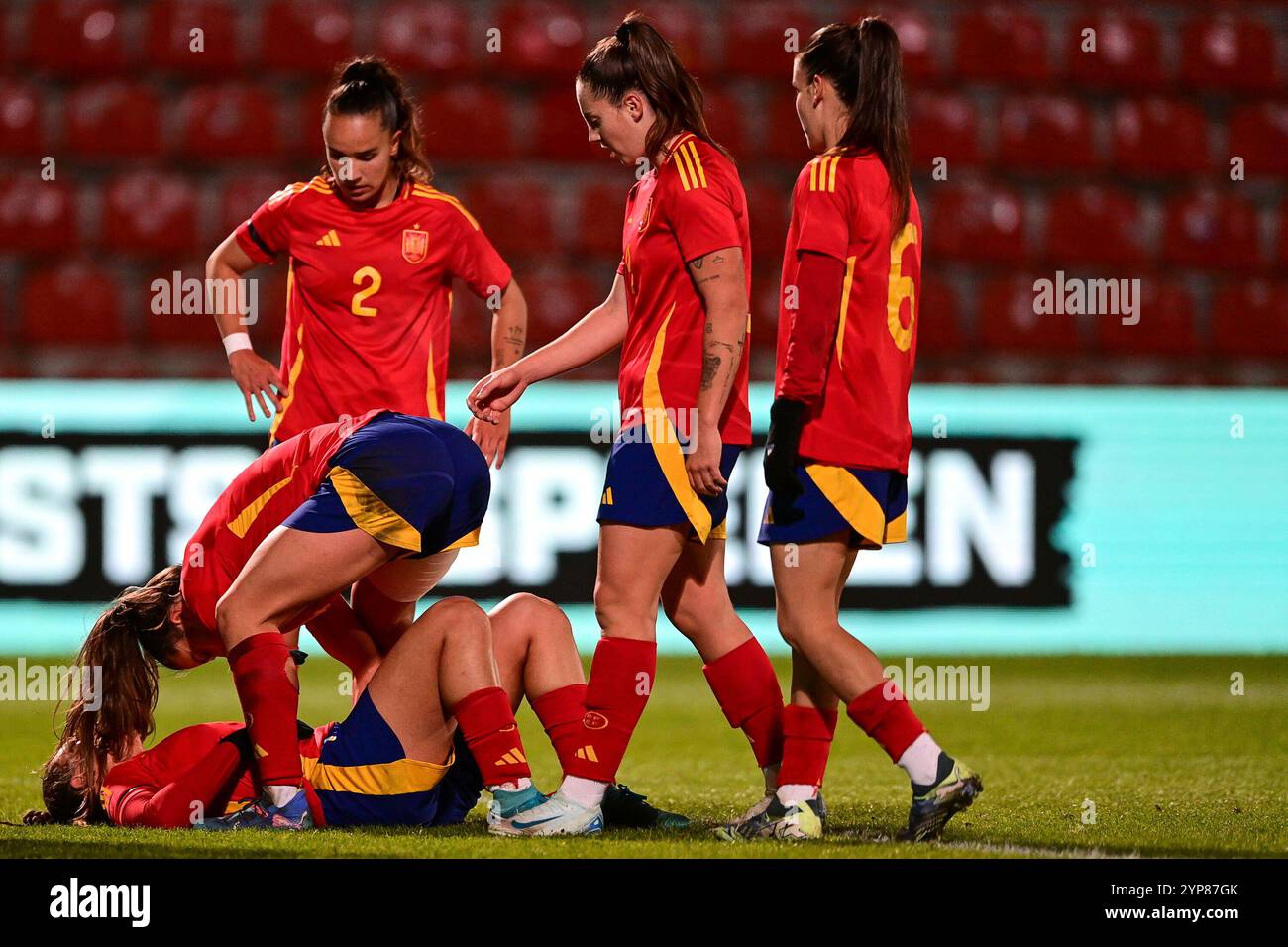 Unterhaching, Deutschland. November 2024. Silvia LLORIS NICOLAS (Spanien, 8) am Boden liegend, mit Schmerzen nach einem foul, mit Schmerzen, verletzt, verletzt, verletzt, verletzt, Sportverletzung, Ihre Mitspielerin kümmert sich um die Verletzte, 28.11.2024, Unterhaching (Deutschland), Fussball, Frauen U23-Länderspielrunde, DEUTSCHLAND - SPANIEN, DFB/DFL-VORSCHRIFTEN VERBIETEN DIE VERWENDUNG VON FOTOGRAFIEN ALS BILDSEQUENZEN UND/ODER QUASI-VIDEO. Quelle: dpa/Alamy Live News Stockfoto