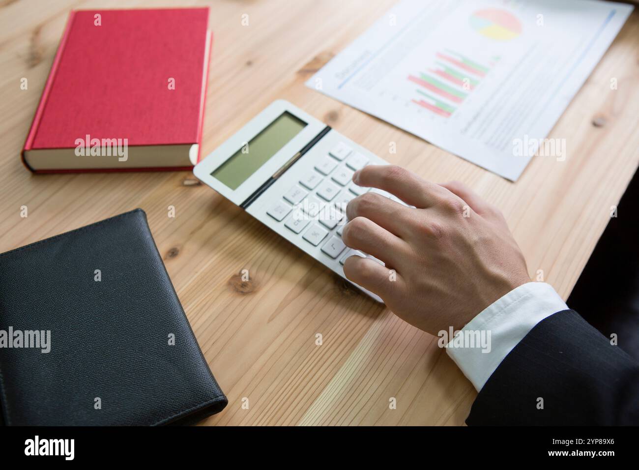 Handtippen auf den Taschenrechner Stockfoto