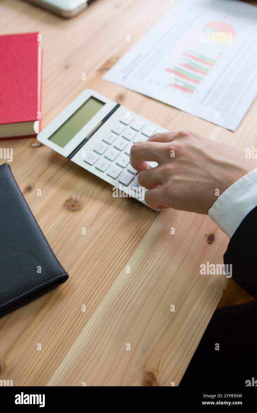 Handtippen auf den Taschenrechner Stockfoto