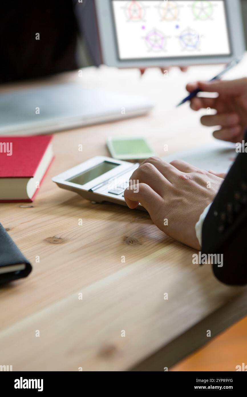 Handtippen auf den Taschenrechner Stockfoto