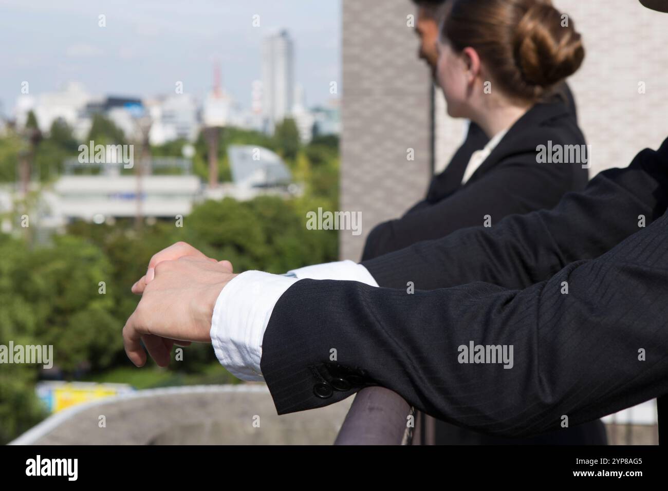 Geschäftsleute, die vom Dach auf den Bürobereich blicken Stockfoto