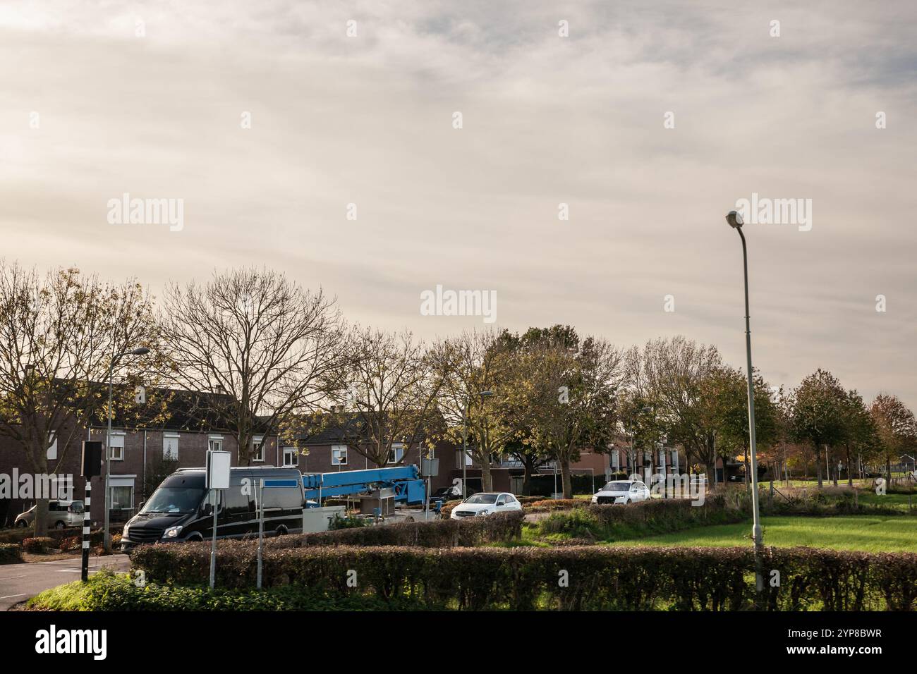 Eine typisch niederländische Landschaft in Eijsen, Limburg, mit einem friedlichen ländlichen Dorf mit traditionellen Häusern, Ackerland und landschaftlich reizvoller Umgebung Stockfoto