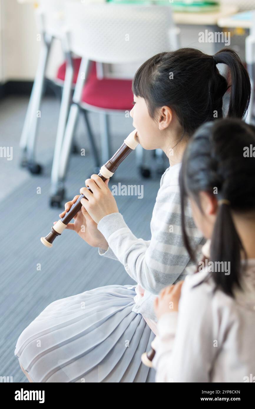 Grundschulkinder nehmen Musikunterricht Stockfoto