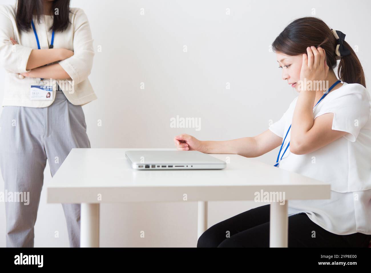 Schwangere Frauen, die der Mutterschaftsbelästigung ausgesetzt sind Stockfoto