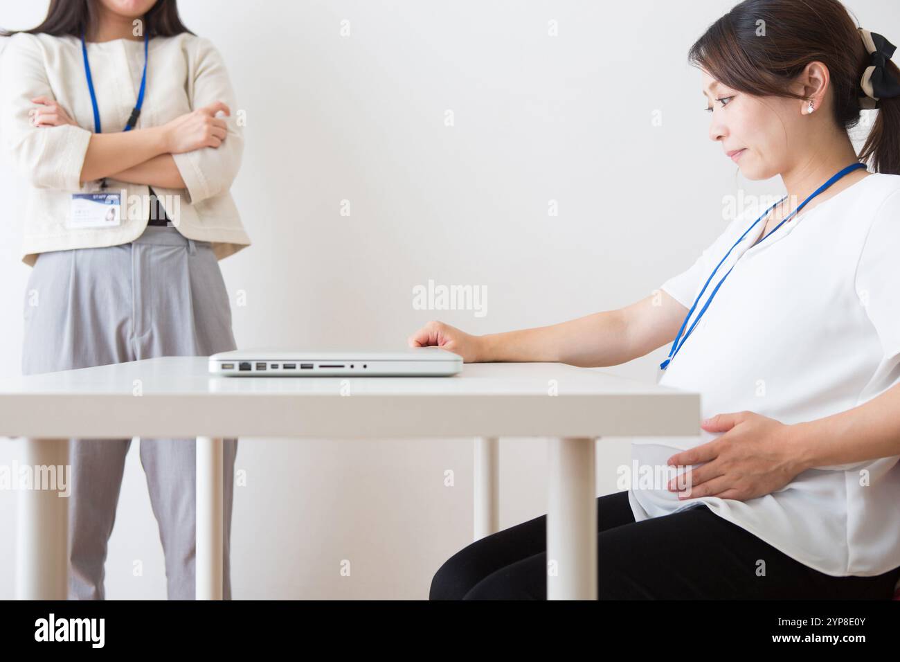 Schwangere Frauen, die der Mutterschaftsbelästigung ausgesetzt sind Stockfoto