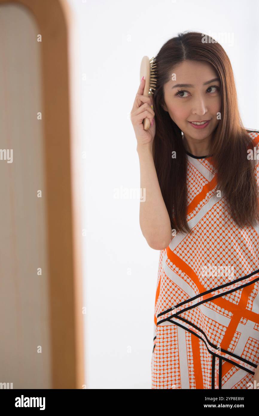 Frau Bürsten Haare Stockfoto