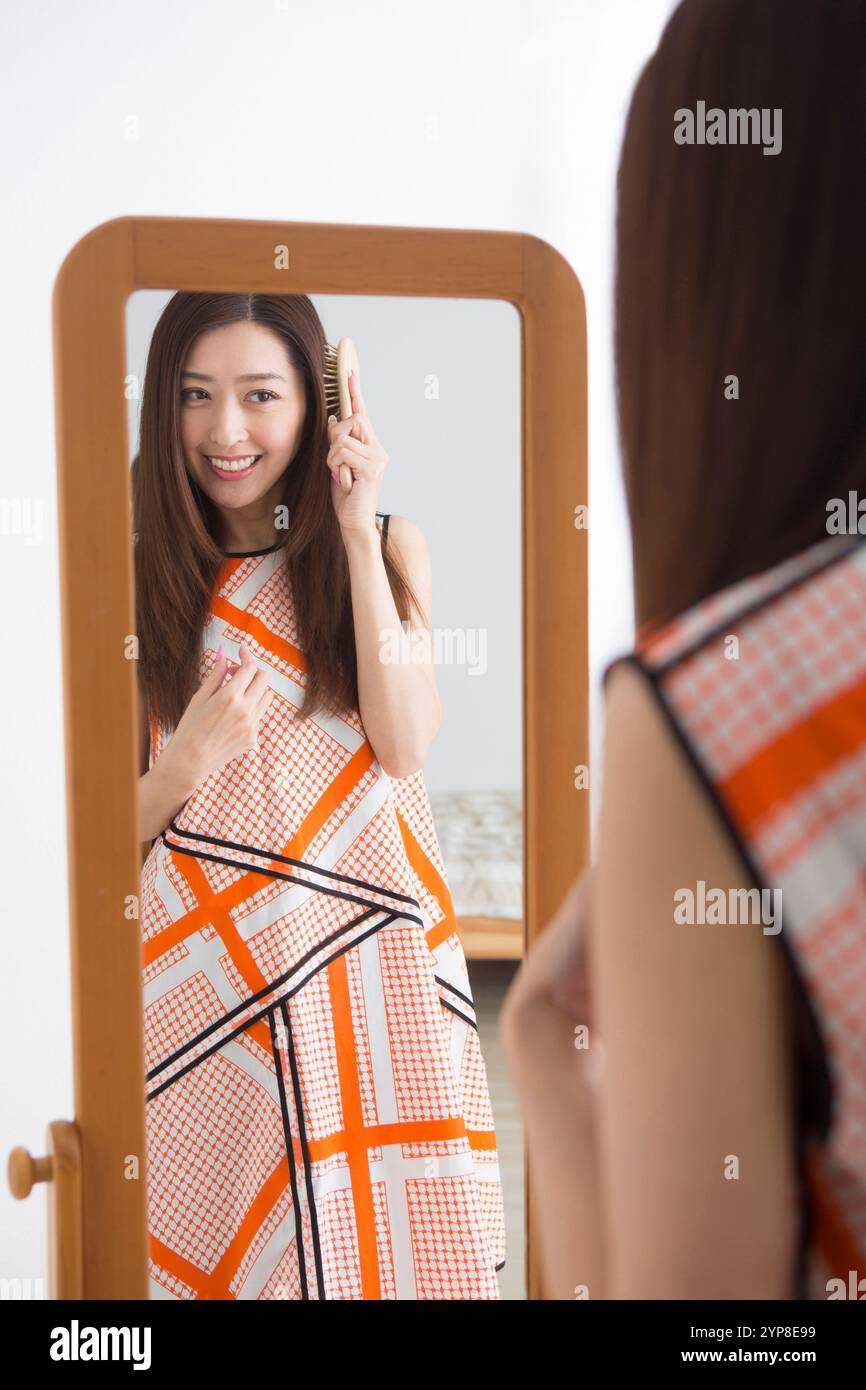 Frau Bürsten Haare Stockfoto