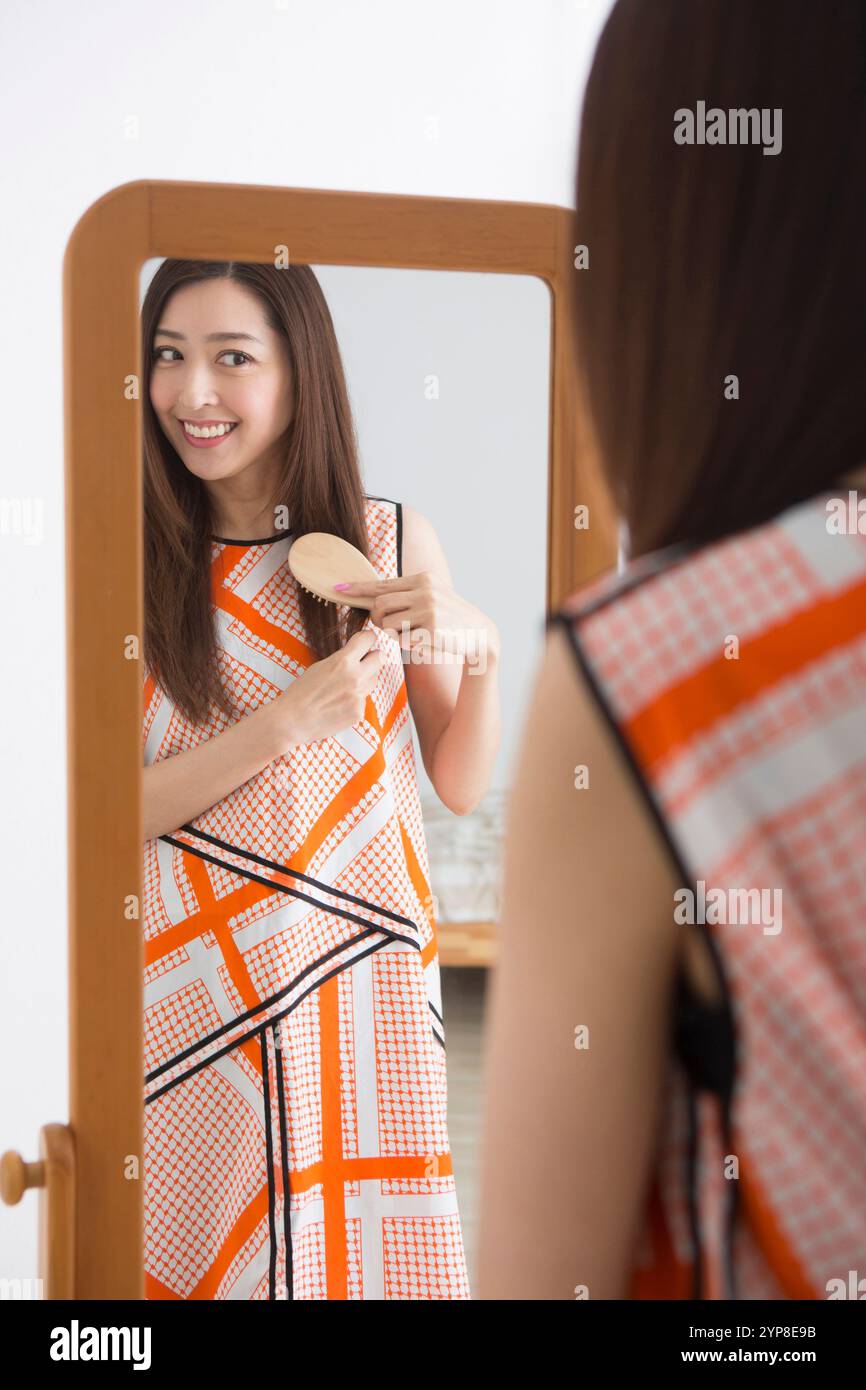 Frau Bürsten Haare Stockfoto