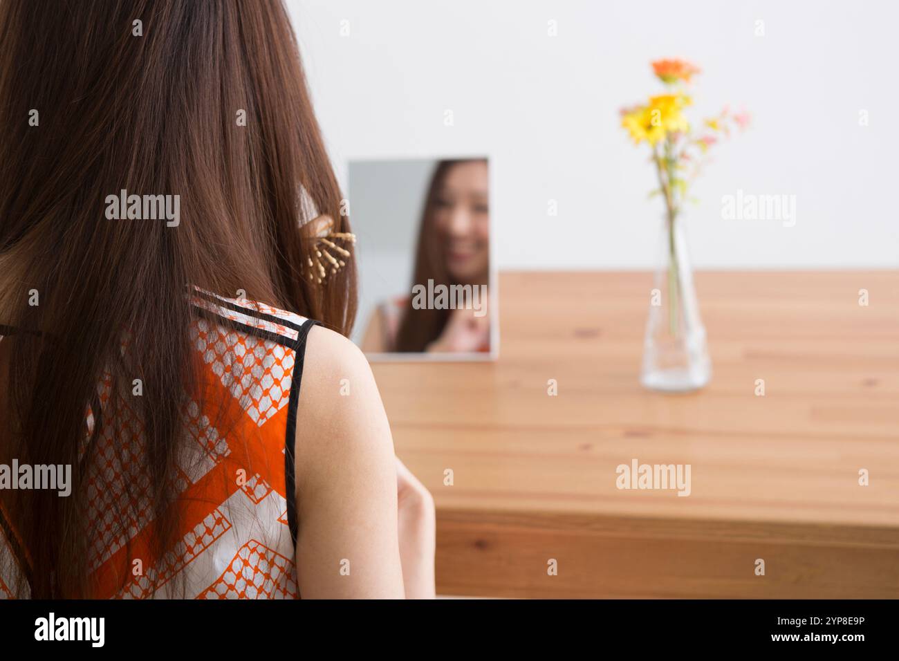 Frau putzt Haare im Zimmer Stockfoto