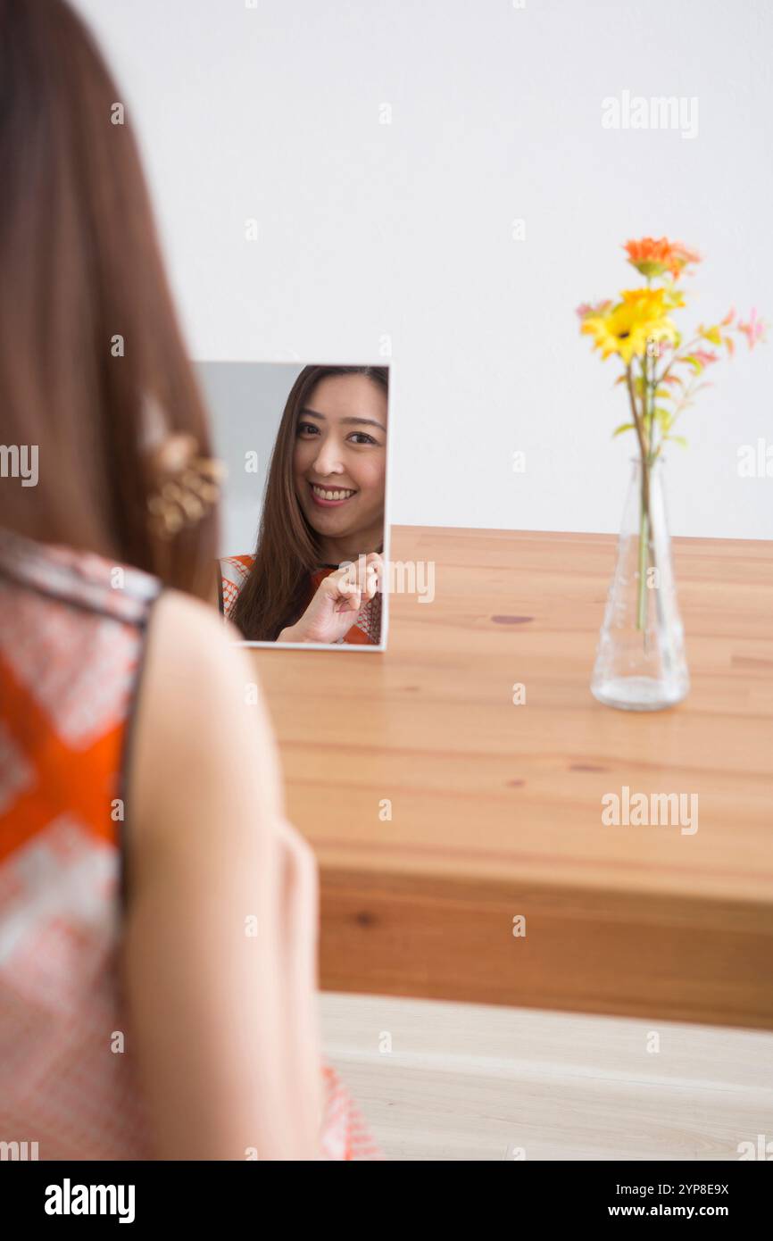 Frau putzt Haare im Zimmer Stockfoto