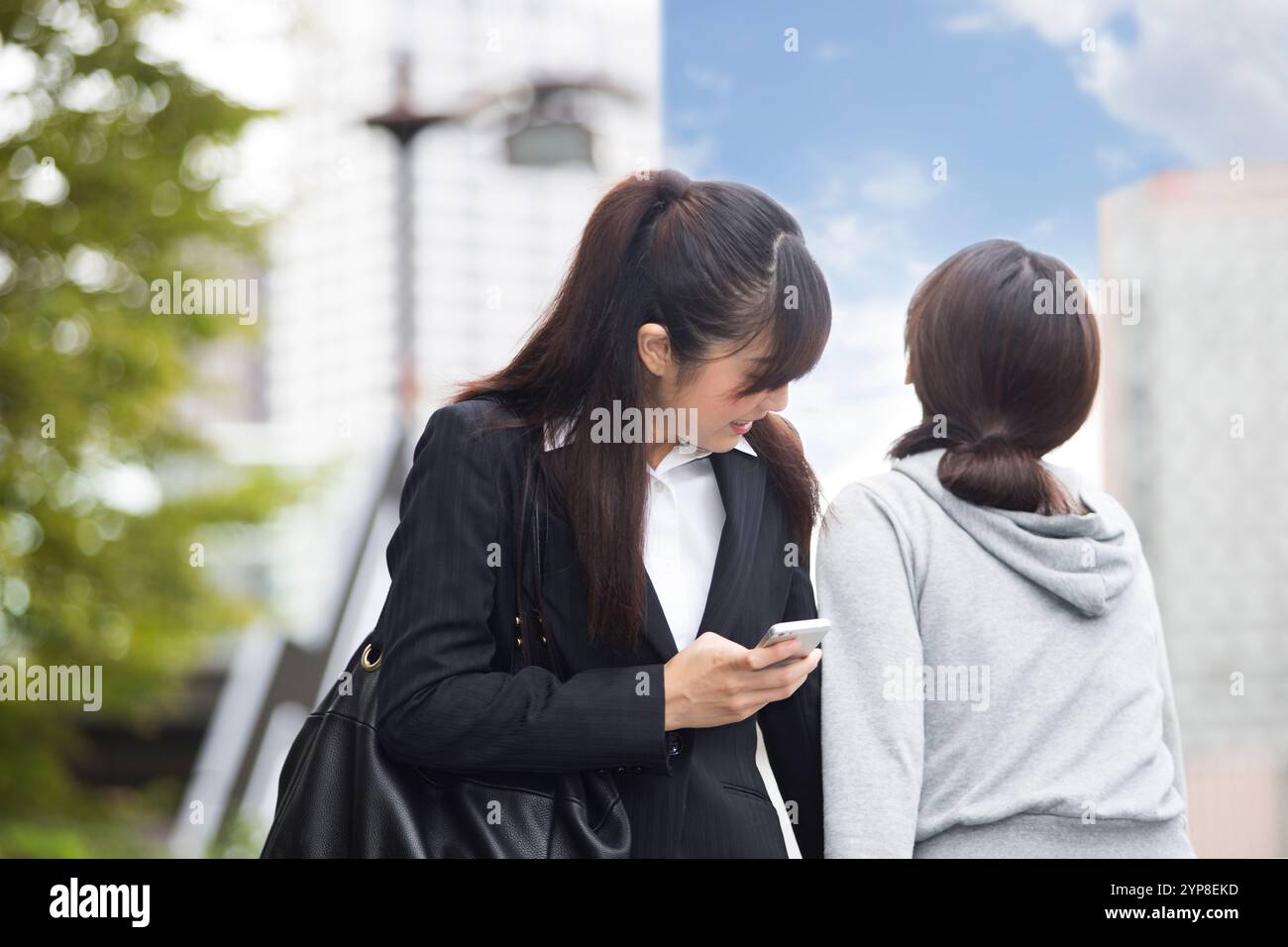 Frau, die auf einem Smartphone läuft Stockfoto