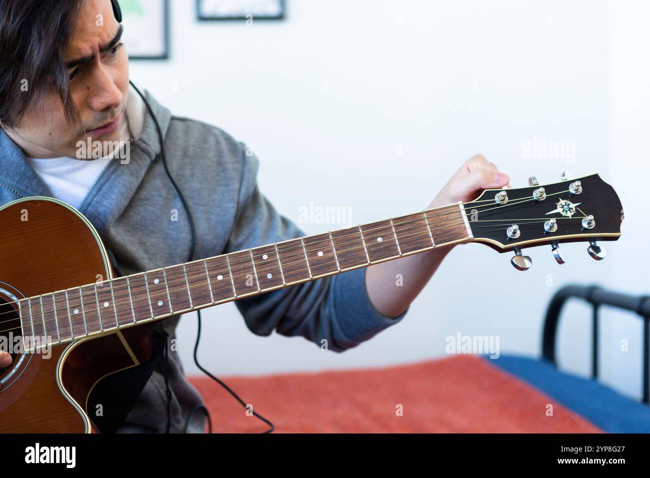 Mann Gitarre spielen Stockfoto