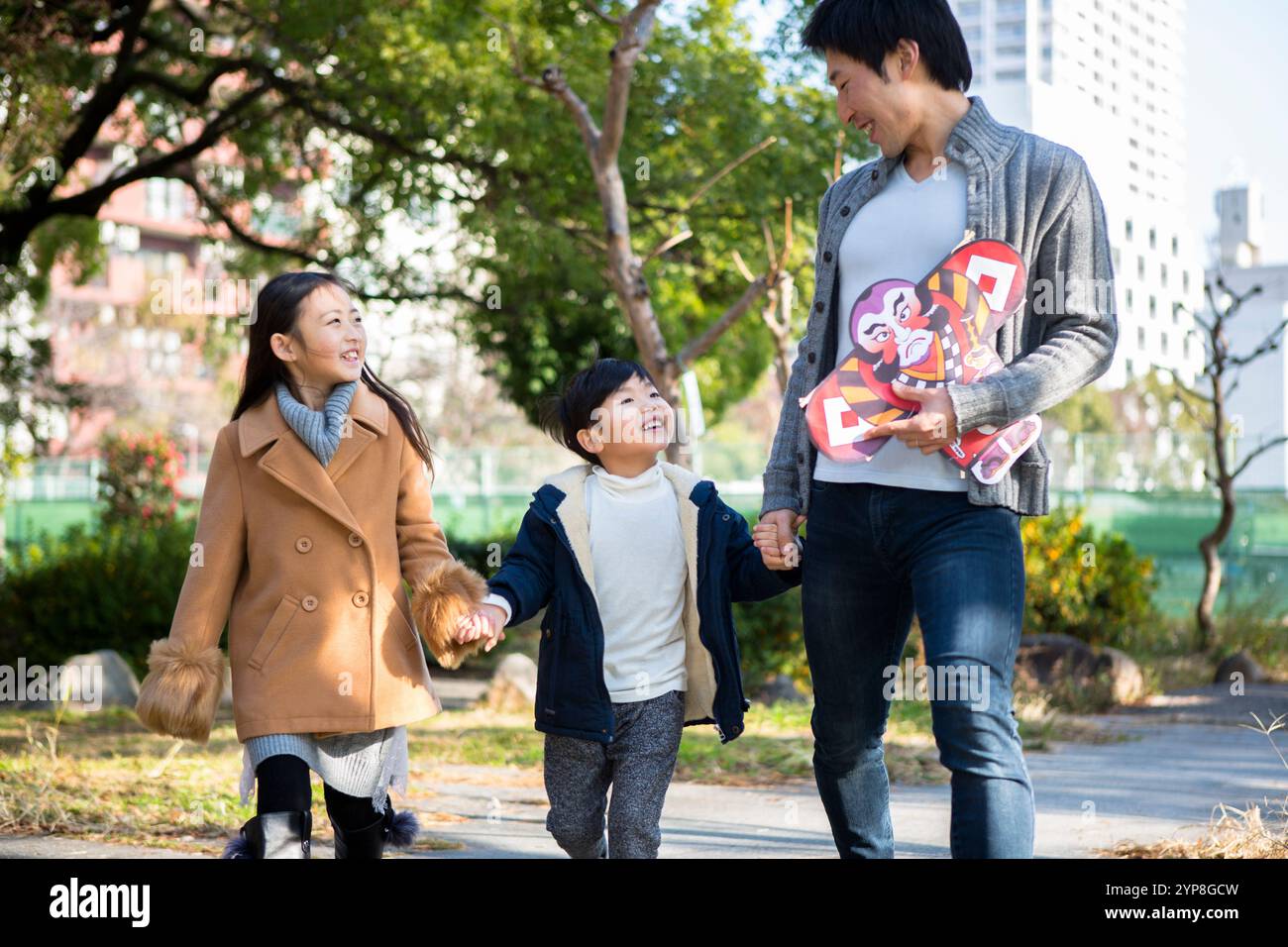 Familie Wandern im park Stockfoto