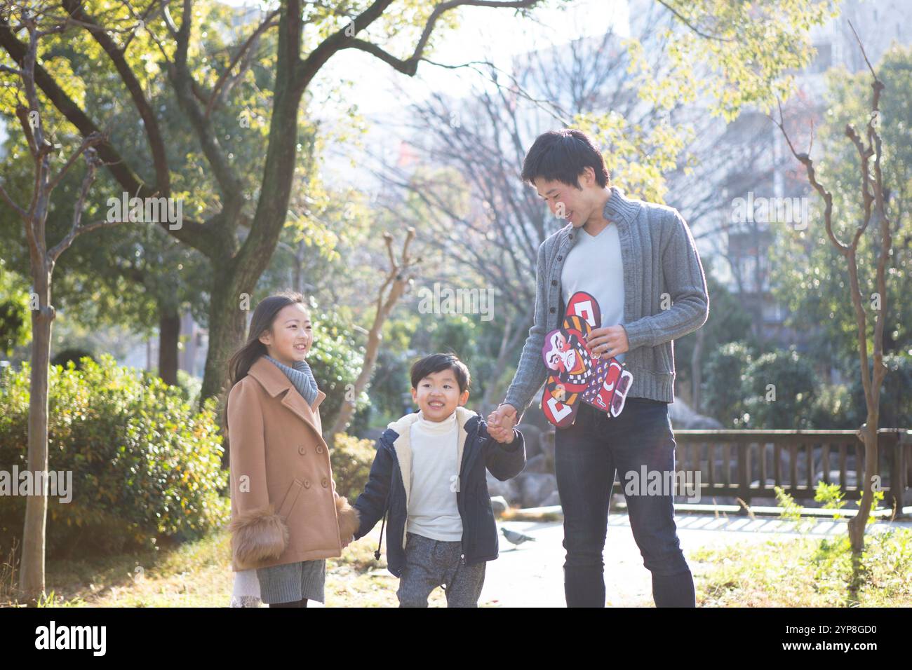 Familie Wandern im park Stockfoto