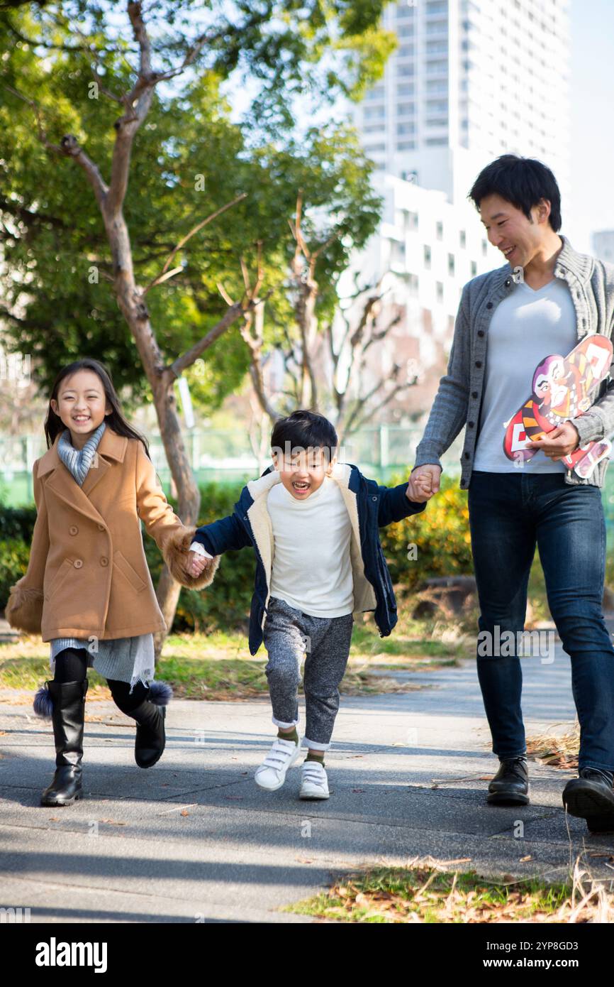 Familie Wandern im park Stockfoto