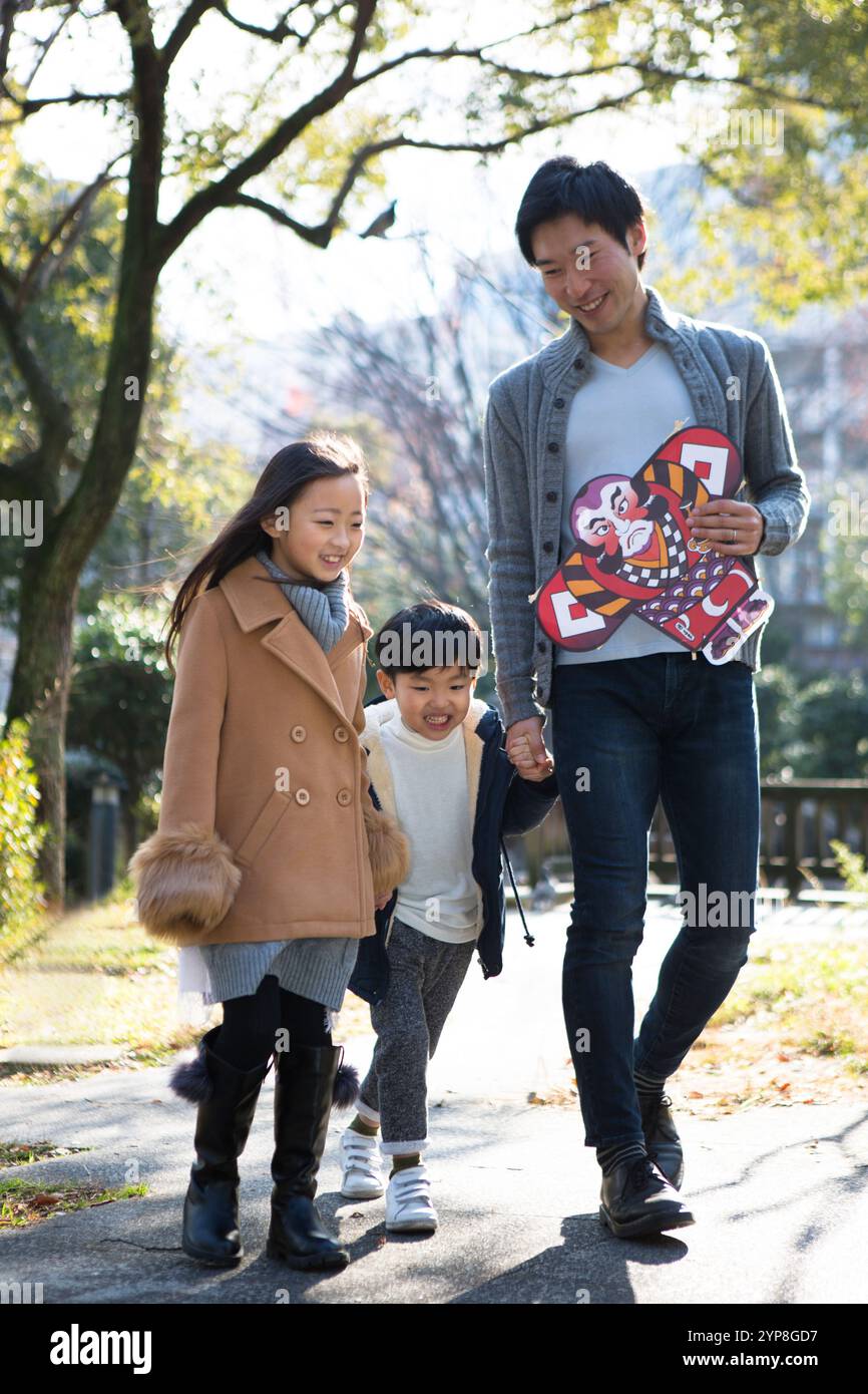 Familie Wandern im park Stockfoto