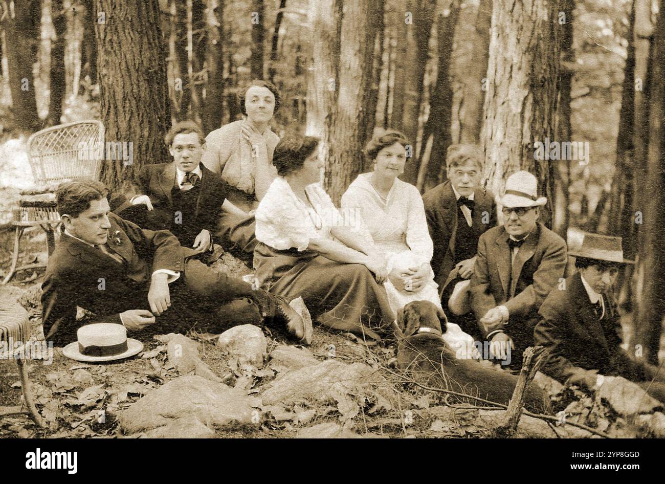 Künstlergruppe 1912, L to R: Paul Haviland, Abraham Walkowitz, Katharine Rhoades, Stieglitzs erste Frau Emily, Agnes Meyer, Alfred Stieglitz, John Barrett Kerfoot, John Marin. Foto von Alfred Steiglitz. Steiglitz war wichtig, um die Fotografie zu einer akzeptierten Kunstform zu machen. Er war auch bekannt für seine New Yorker Galerien, die viele europäische Avantgarde-Künstler in die USA einführten. Er war mit der Malerin Georgia O’Keefe verheiratet. Stockfoto