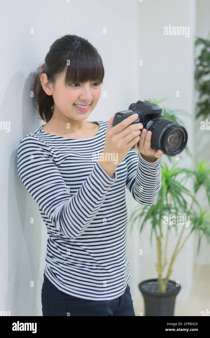 Frau, die Fotos überprüft Stockfoto Frau, die Fotos überprüft Stockfoto